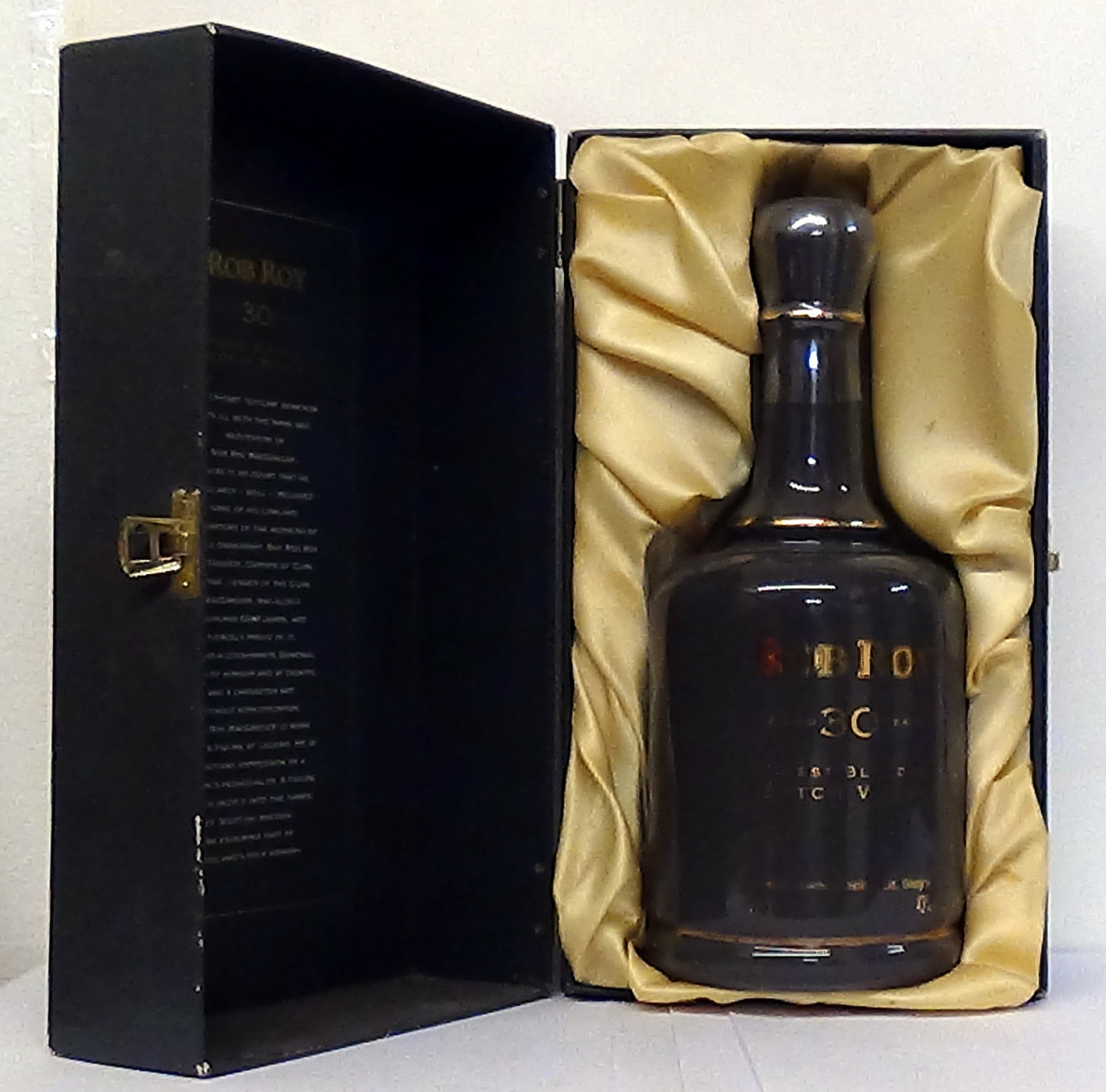 ceramic bottle of Rob Roy Aged 30 Years