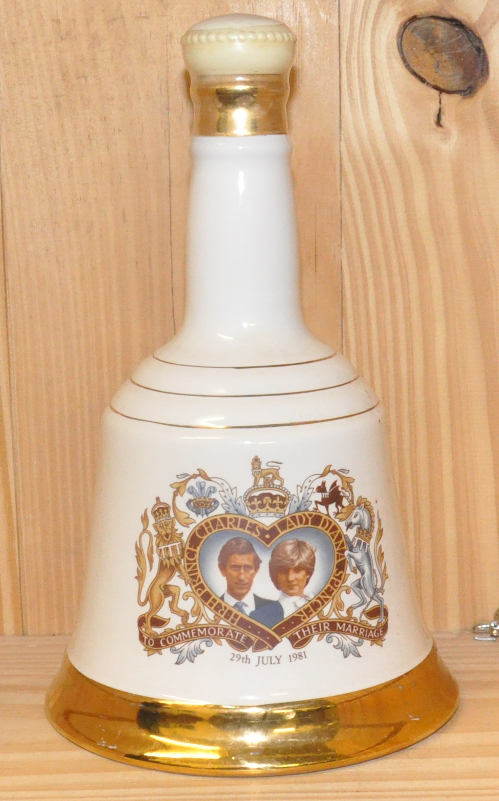Bell's - Ceramic bell decanter - Blend - Beatrice 1988 - 750 ml - 43% 