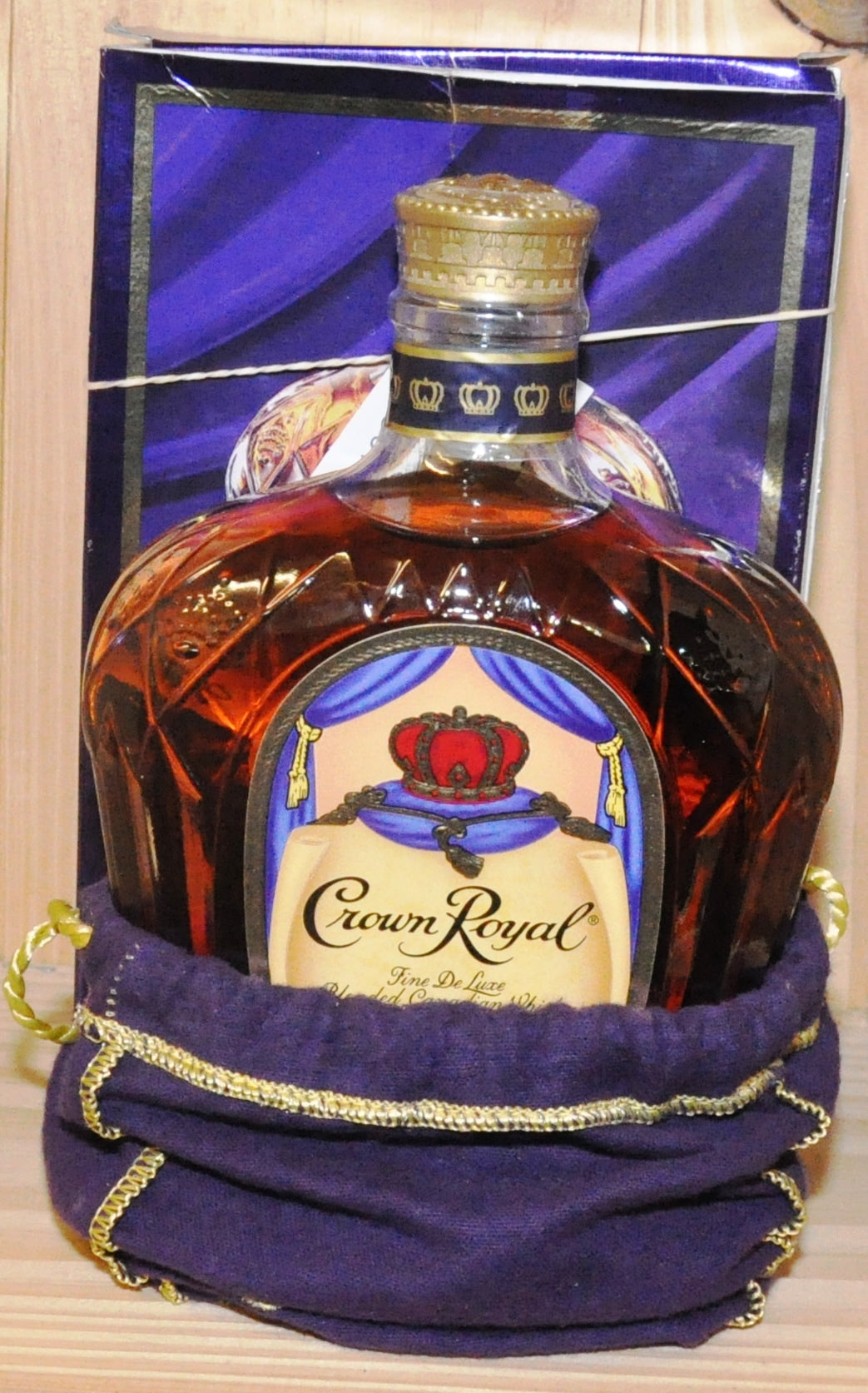 Crown Royal - Canadian Blend - 750 ml - 40% vol - Whiskey - M&M Person
